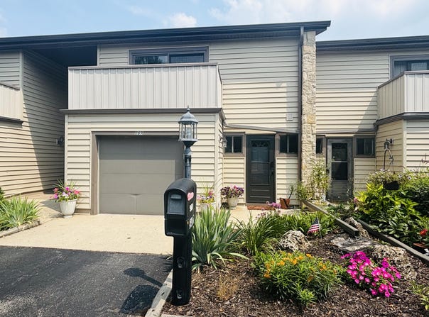 969 Armour Rd, Oconomowoc, WI 53066