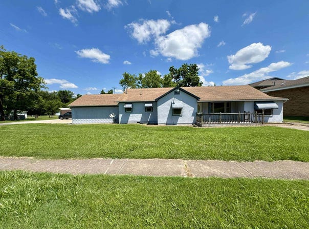 337 W West 1st St Street, Mountain Grove, MO 65711
