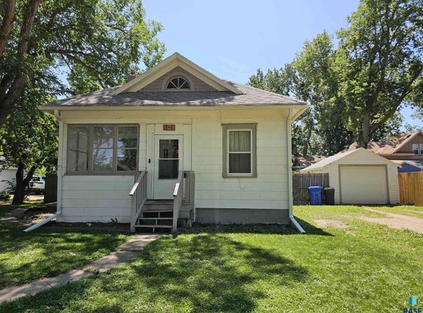 615 NW 1st St, Madison, SD 57042
