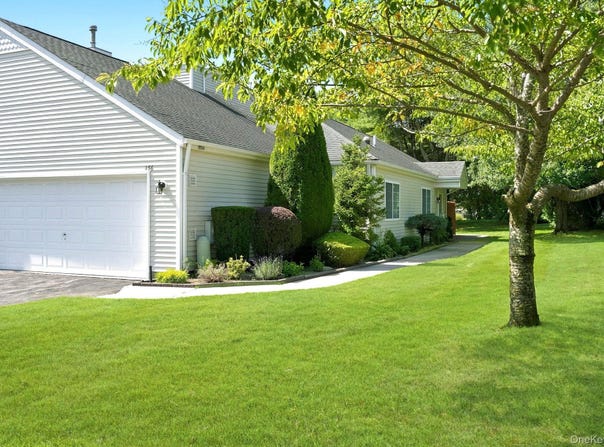 156 Farm House Court, Manorville, NY 11949