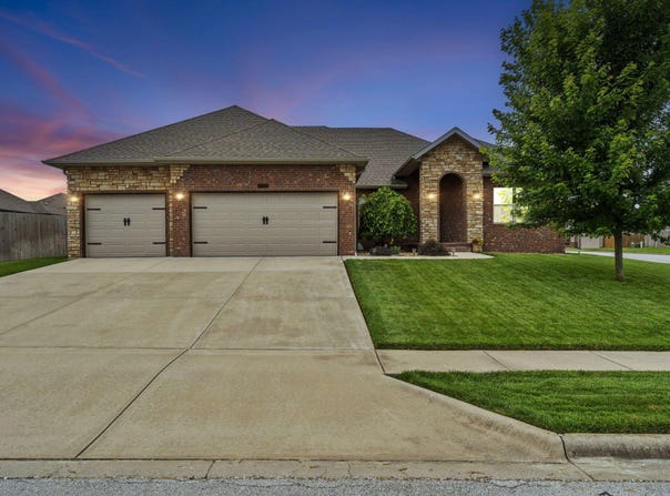 656 N Maplewood Hills Road, Nixa, MO 65714