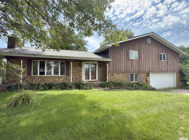 413 HILLCREST Drive, Washburn, IL 61520