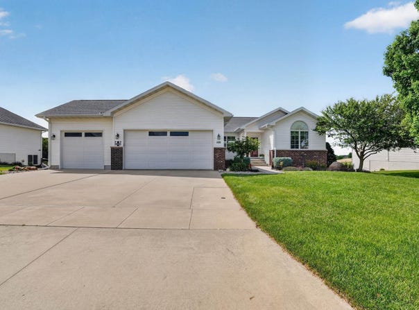 108 Eagle Ridge Drive, Waverly, IA 50677