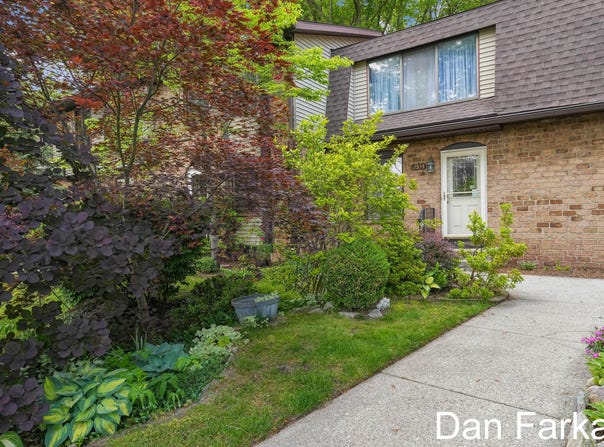 2533 Chatham Woods Drive SE, Grand Rapids, MI 49546