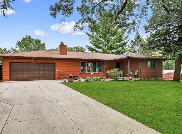 120 Crest Circle, Waterloo, IA 50702