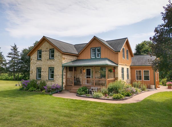E9275 Prairie Road, North Freedom, WI 53951-9533