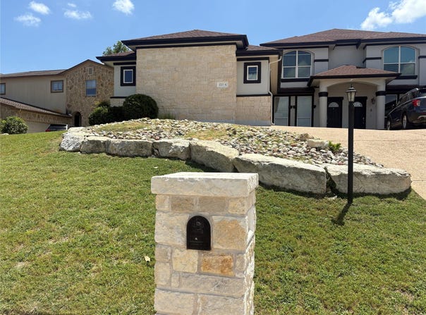 1213 Delsie DR, Austin, TX 78734
