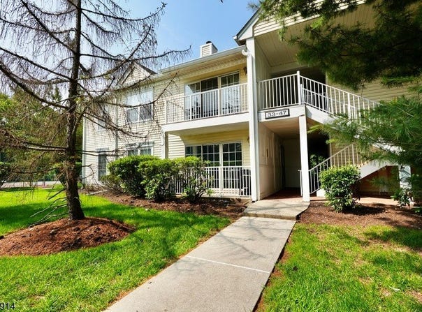 33 Rachel Ct, Franklin Twp., NJ 08823-1542