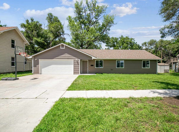 412 E Clark Ave, Augusta, KS 67010