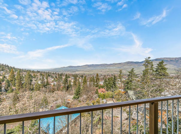 211 Glenview Drive, Ashland, OR 97520