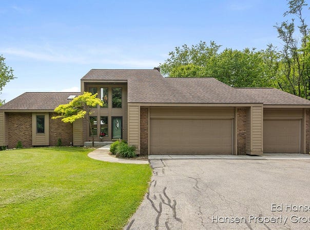 7450 Roguewood Drive NE, Belmont, MI 49306