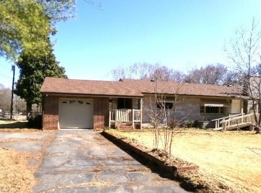 912 Friendly Road, Eden, NC 27288