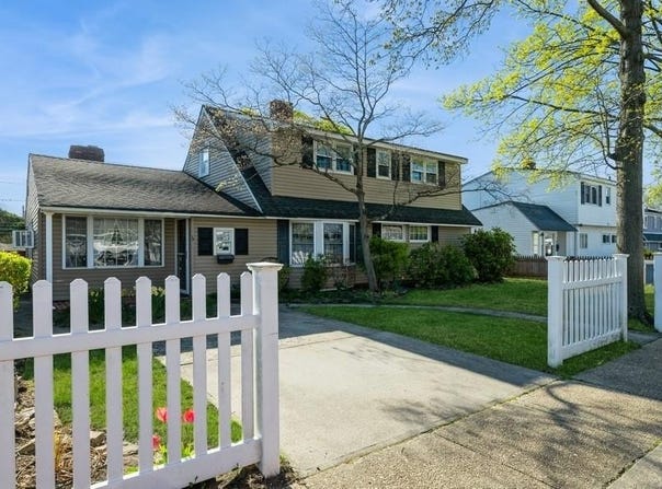 15 Long Lane, Levittown, NY 11756