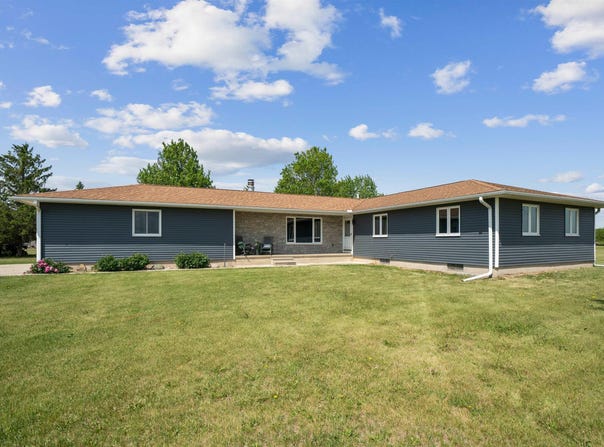 5442 W Mt Vernon Road, Cedar Falls, IA 50613