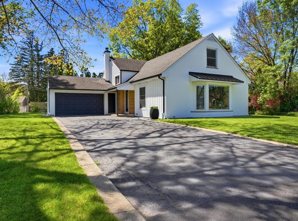 1917 E Cholo Lane, Mount Prospect, IL 60056