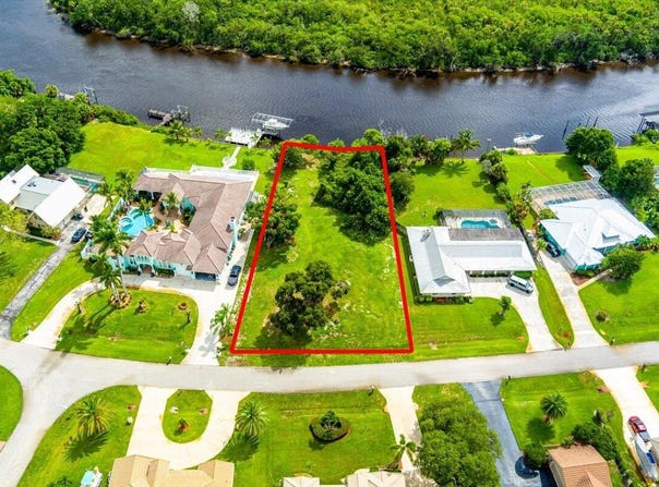 733 SE Hidden River Drive, Port Saint Lucie, FL 34983