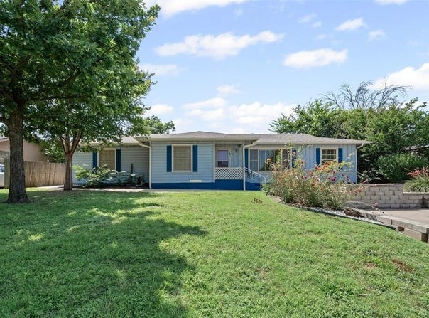 106 Oakwood Drive, Keene, TX 76059