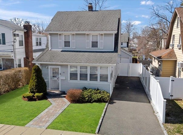 95 Weberfield Avenue, Freeport, NY 11520
