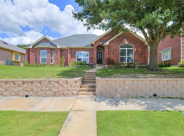 2772 Summertree Drive, Carrollton, TX 75006