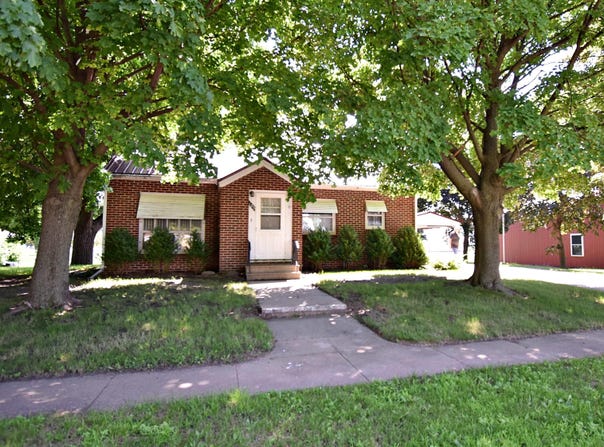 105 1st St. N., Hazleton, IA 50641