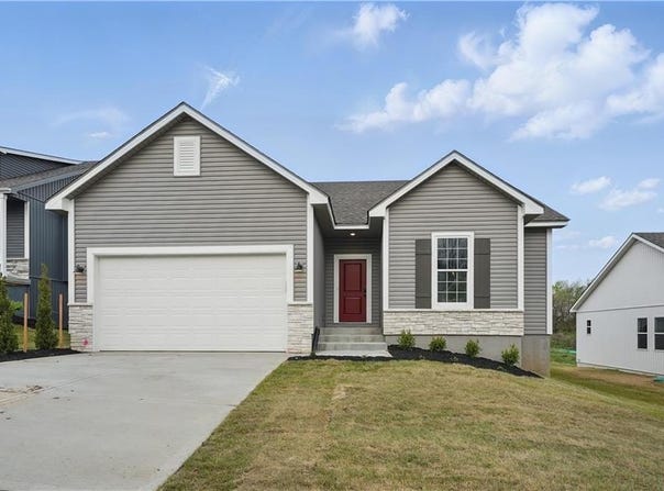 2433 NW Sunnyvale Court, Blue Springs, MO 64015