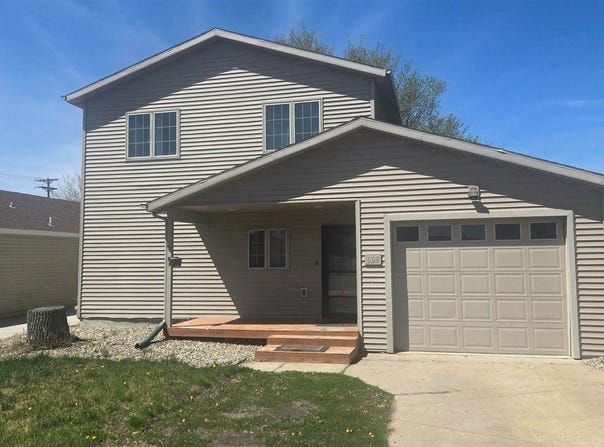 609 11th St NW, Minot, ND 58703