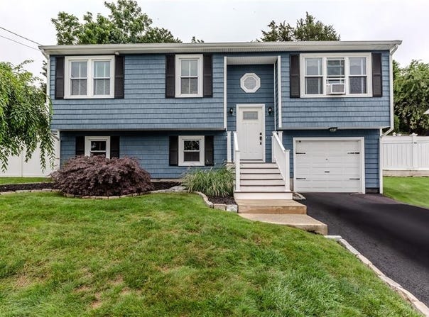 10 Pembroke Drive, Johnston, RI 02919