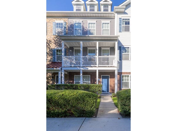 31 BARLEY LN, Patchogue, NY 11772