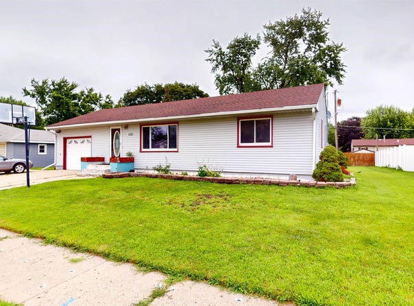1121 SPOONER ST, Storm Lake, IA 50588