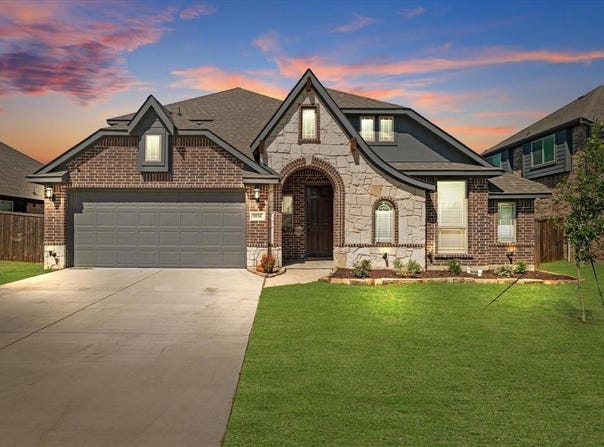 1036 English Oak Drive, Burleson, TX 76028