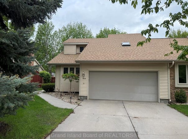 1908 Stolley Park Circle, Grand Island, NE 68803