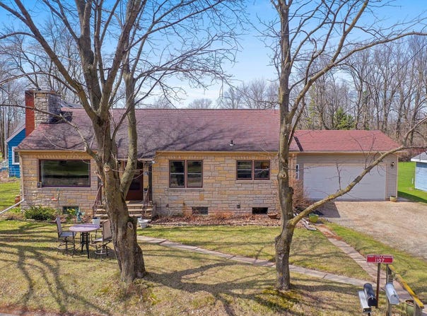 1107 GROSSE Road, LITTLE SUAMICO, WI 54141