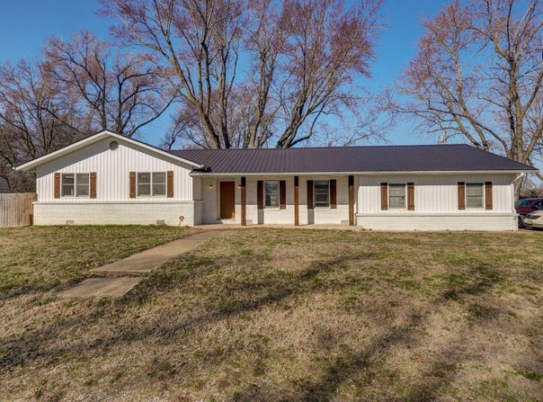 1025 N Market Avenue, Bolivar, MO 65613