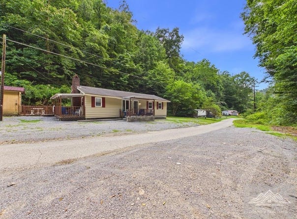 277 Stafford Br. Rd., JUSTICE, WV 24851