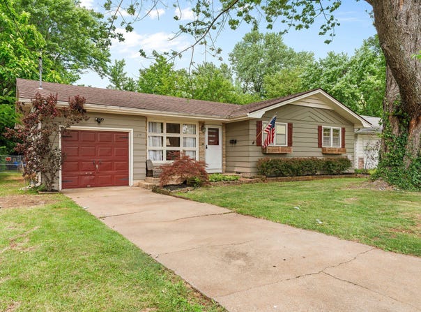 215 W Kingsbury Street, Springfield, MO 65807