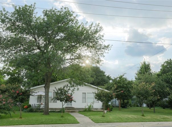 422 Smith Street, Grapevine, TX 76051