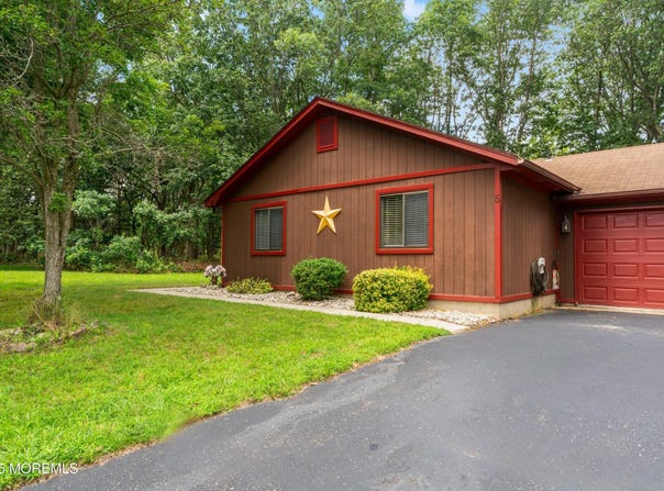 5 Flamingo Drive, Howell, NJ 07731