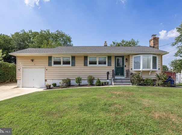 215 N GARDEN BOULEVARD, BEVERLY, NJ 08010