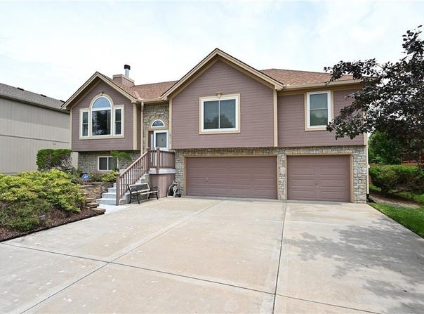 19617 Harbor Drive, Smithville, MO 64089