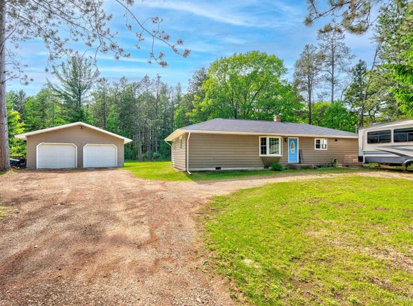 8395 P.5 RD, Gladstone, MI 49837
