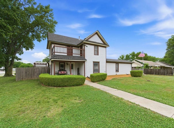 427 S Willow St, Douglass, KS 67039
