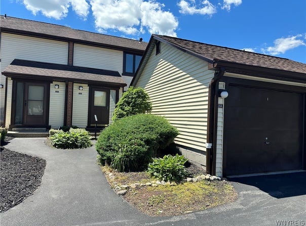 304 Charlesgate Circle, Amherst, NY 14051