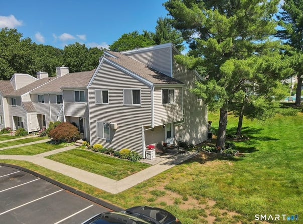 11 Watch Hill Circle, Cromwell, CT 06416
