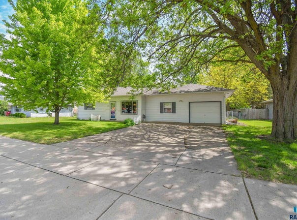 720 S Main St, Lennox, SD 57039-2207
