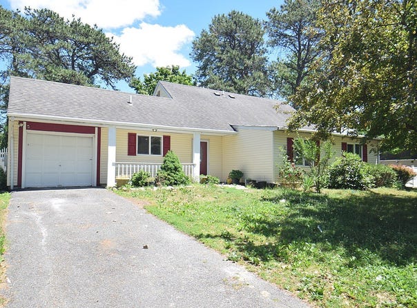 3 Willow CT, Medford, NY 11763