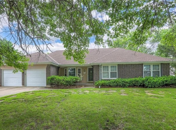 300 S Silver Top Lane, Raymore, MO 64083
