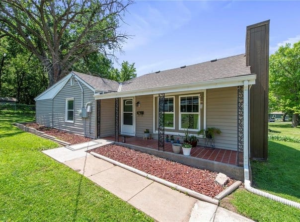 210 W 2nd Street, Bonner Springs, KS 66012