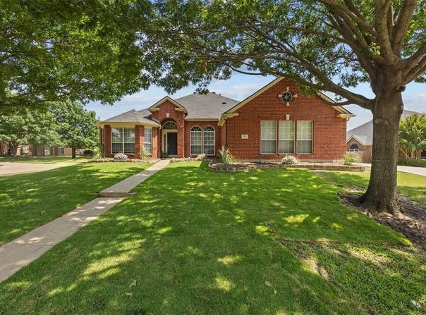 712 Saint Robby Drive, Mansfield, TX 76063