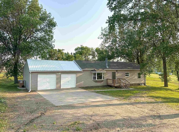 3038 9th Ave, Minot, ND 58701