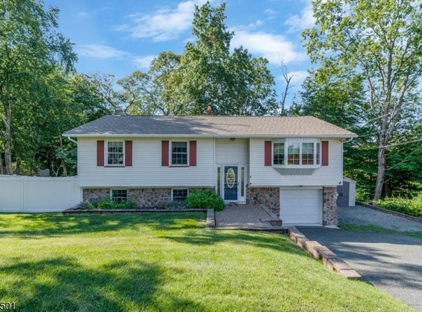 1 Eugene Pl, Hopatcong Boro, NJ 07843-1605